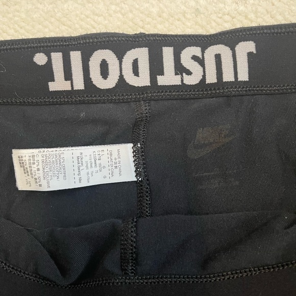 Nike High Rise Essential Leggings in Black With Calf Logo Print - Picture 7 of 7